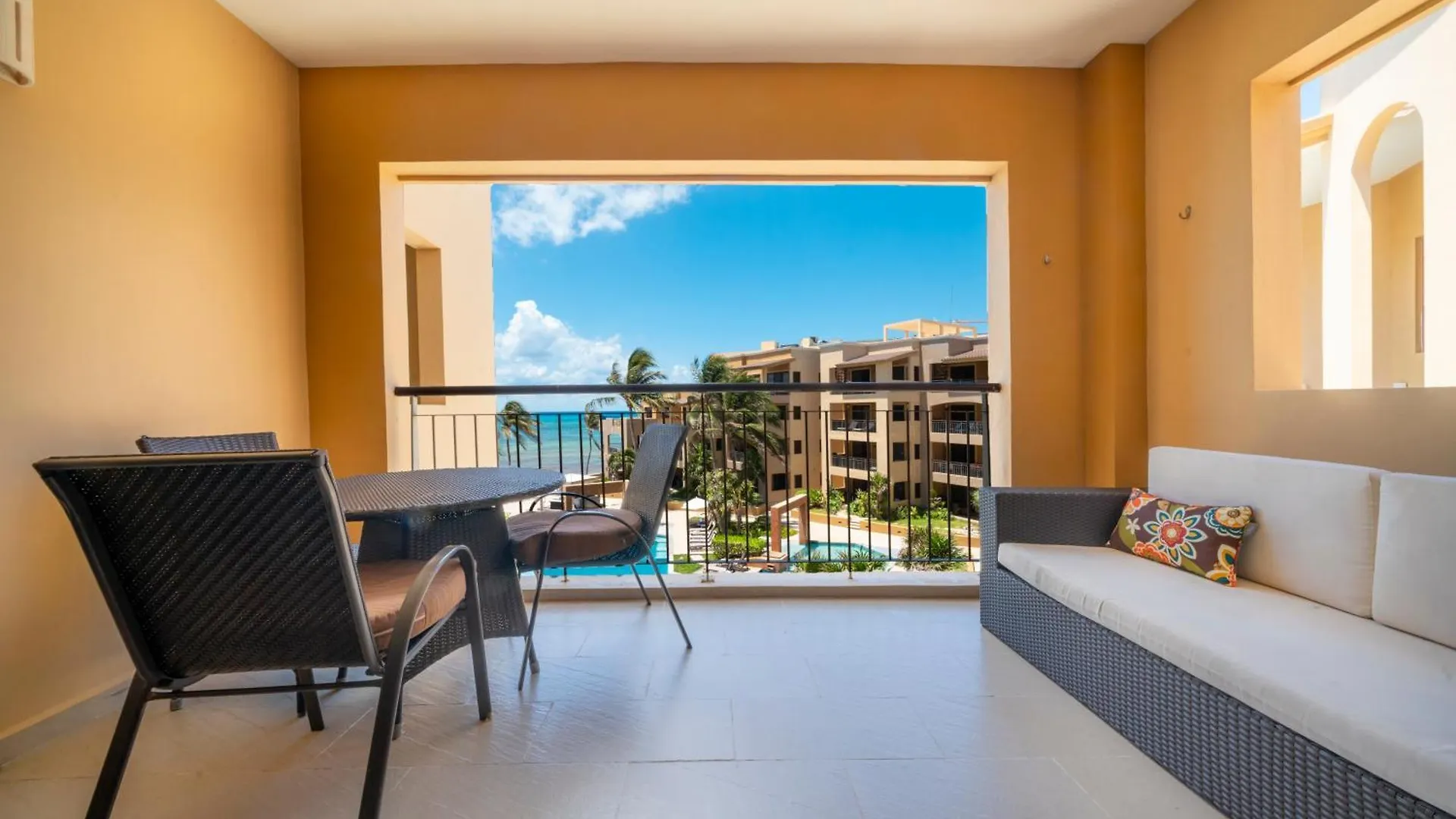Prázdninový dům Condo Surf 301 - Luxury Oceanview Beachfront With Gym - At El Faro Condos Playa del Carmen Mexiko